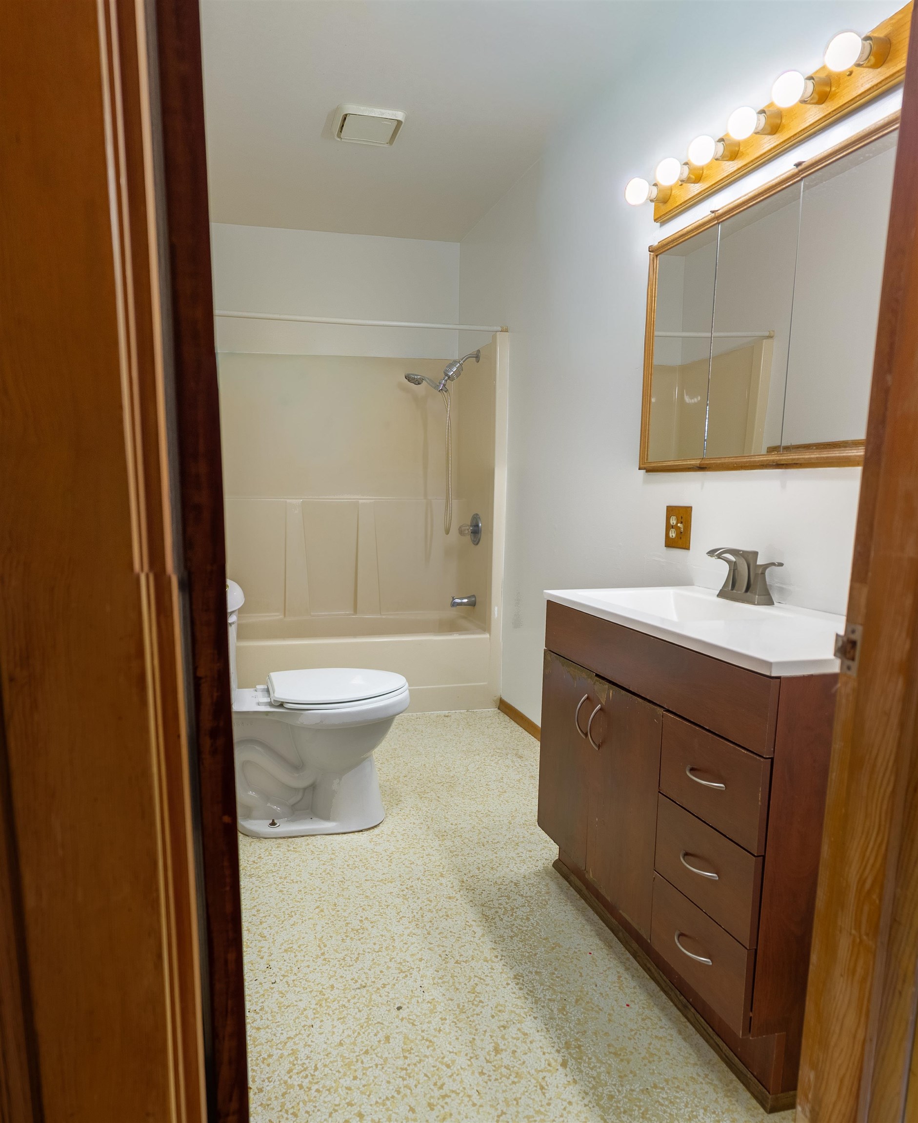 121 SW State St - Photo 8