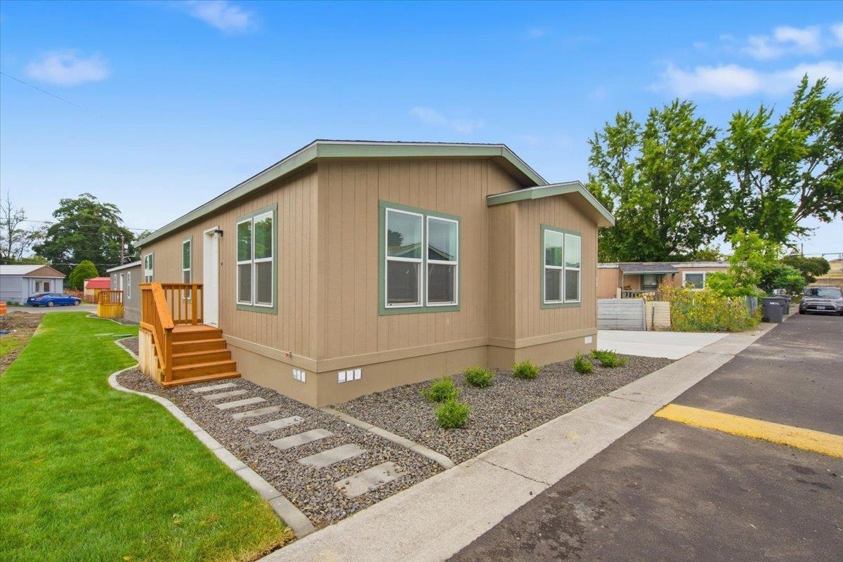 11920 E Mansfield Ave - Photo 2