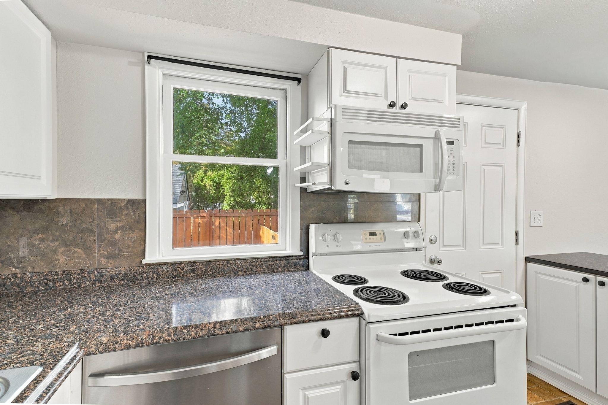 2034 S FREYA St - Photo 15