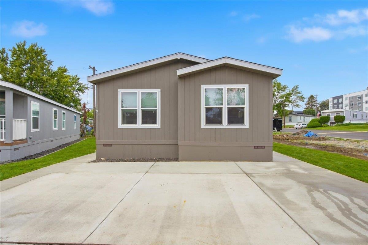 11920 E Mansfield Ave - Photo 2