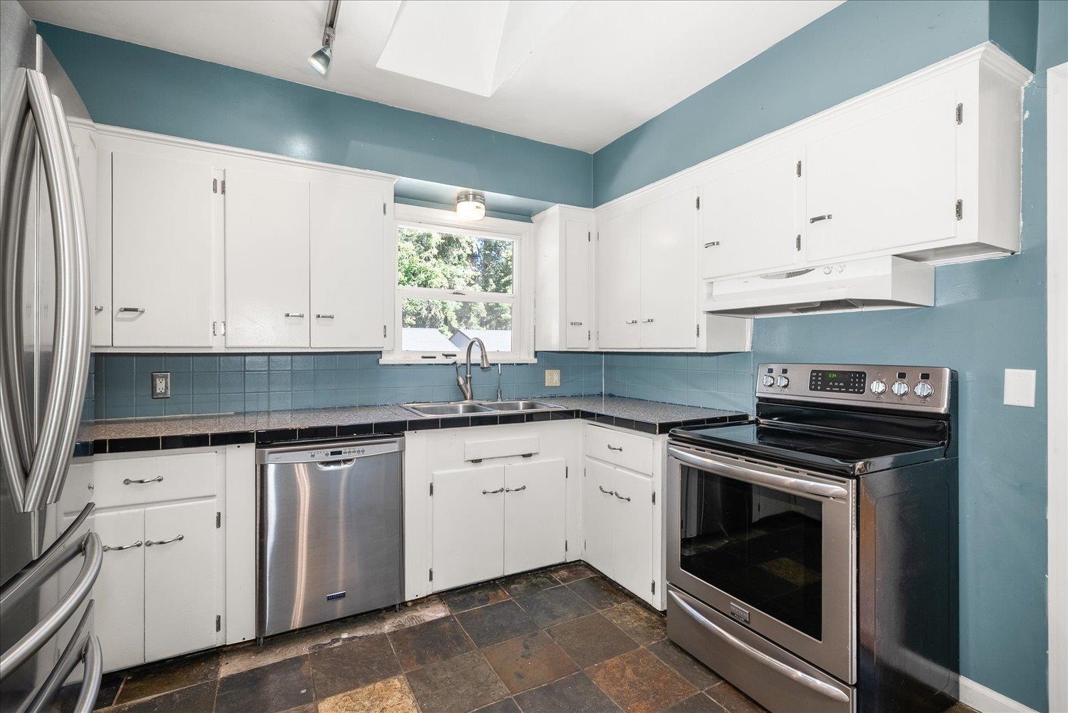929 E 19th Ave - Photo 18