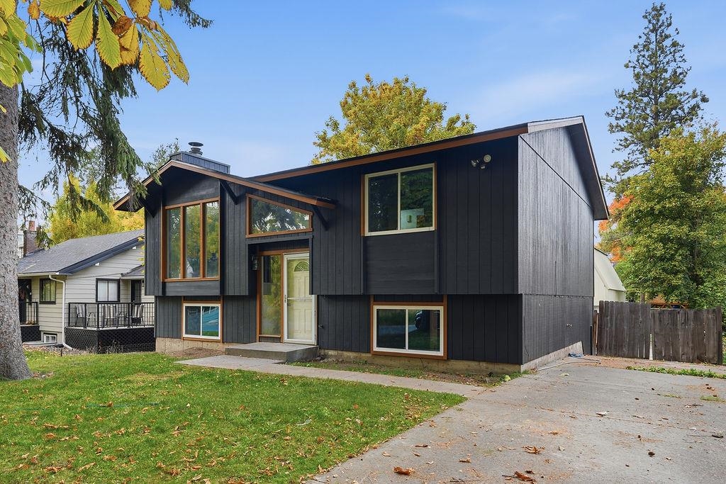 322 W 20TH Ave - Photo 2