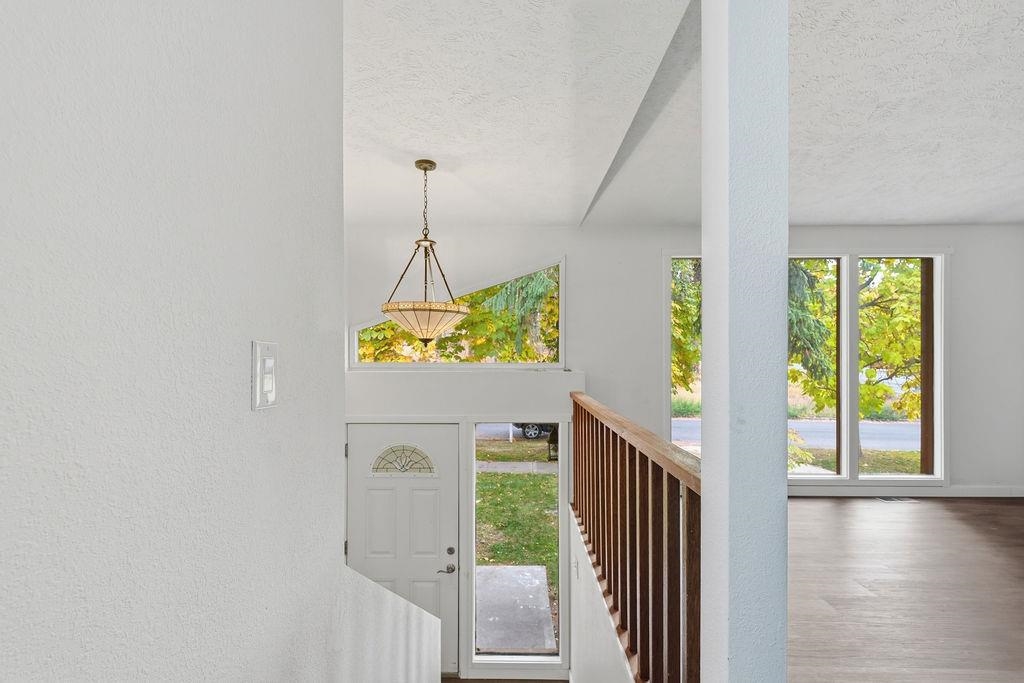 322 W 20TH Ave - Photo 4